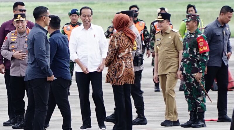 Ketua DPRD Sumsel dan Kepala Kepolisian RI Beserta Pejabat Tinggi Sambut Kedatangan Presiden Jokowi di Palembang untuk Acara Muktamar IMM XX Tahun 2024